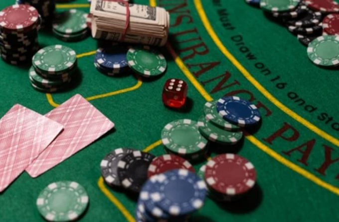 Pemain menggunakan smartphone untuk mengakses platform taruhan hiburan dengan privasi terjaga